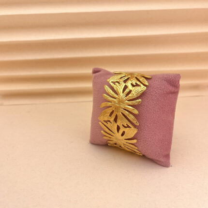 Regal leaf cuff